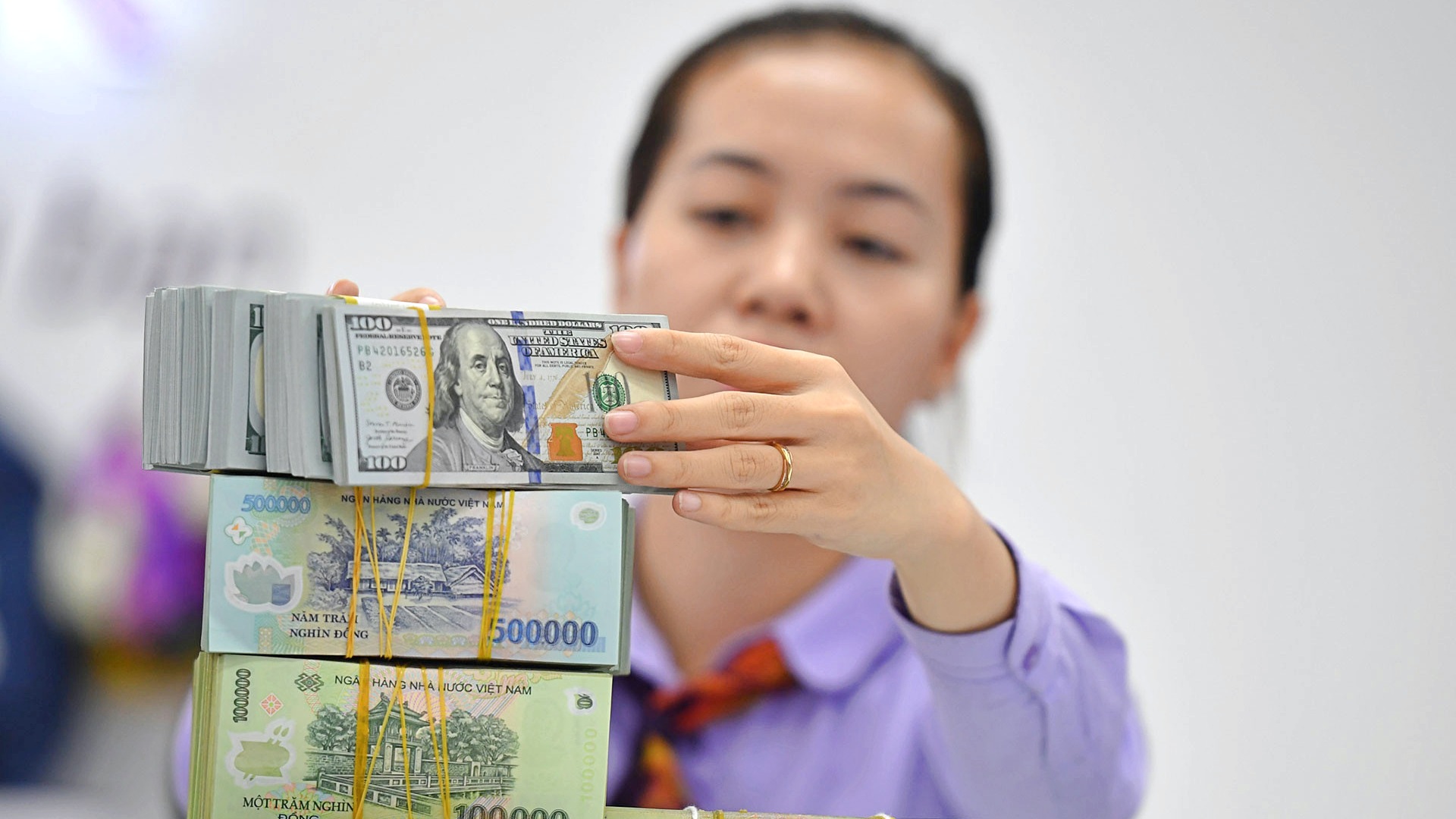 Tỷ giá “hạ nhiệt”, Ngân hàng Nhà nước bơm ròng tháng thứ 2 liên tiếp