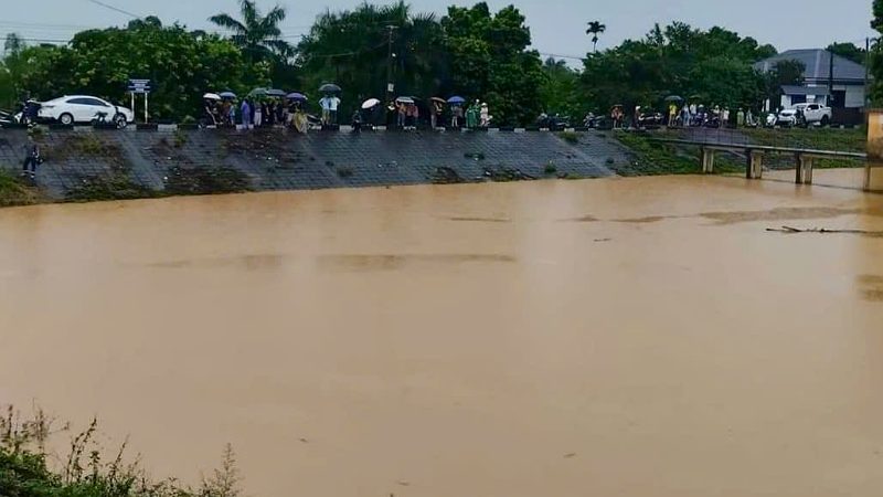 Hòa Bình: Hai học sinh bị nước lũ cuốn trôi trên đường đi học về