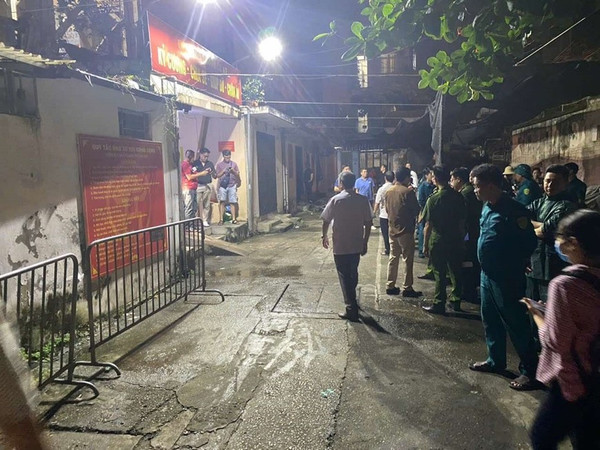 Hà Nội khẩn cấp di chuyển người dân sống tại chung cư xuống cấp để tránh bão