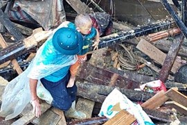 Lào Cai: Sạt lở vùi lấp gia đình 5 người, 1 cháu bé may mắn sống sót