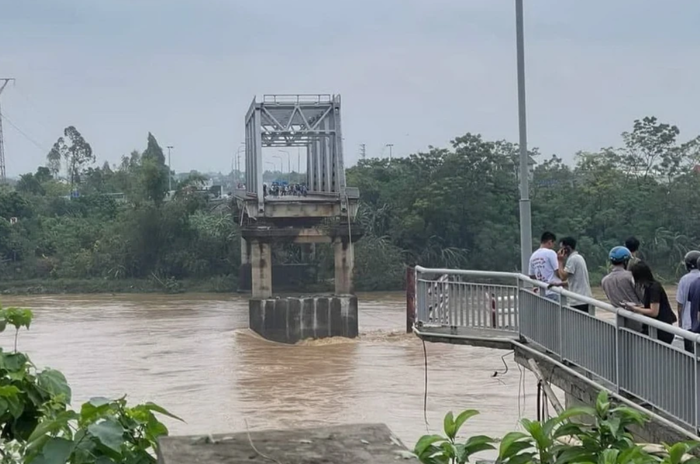 Thủ tướng chỉ đạo khẩn trương khắc phục sự cố sập cầu Phong Châu, tỉnh Phú Thọ