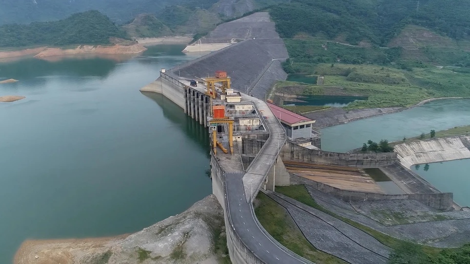 Thủy điện Tuyên Quang đóng 1 cửa xả đáy