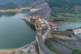 Thủy điện Tuyên Quang đóng 1 cửa xả đáy