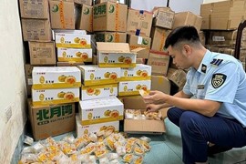 Phát hiện lô bánh trung thu nhập lậu tại quận Hoàng Mai, Hà Nội