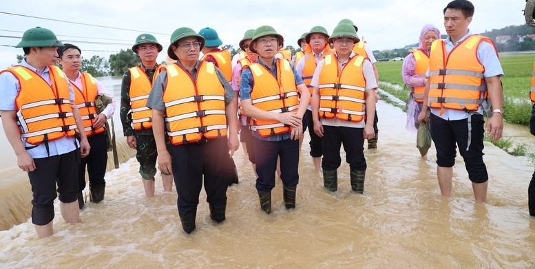 Thủ tướng chỉ đạo triển khai phương tiện, kể cả trực thăng, hỗ trợ người dân