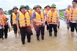 Thủ tướng chỉ đạo triển khai phương tiện, kể cả trực thăng, hỗ trợ người dân