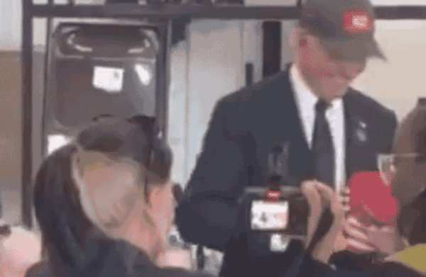 Khoảnh khắc Tổng thống Mỹ Joe Biden đội mũ... “Trump 2024”