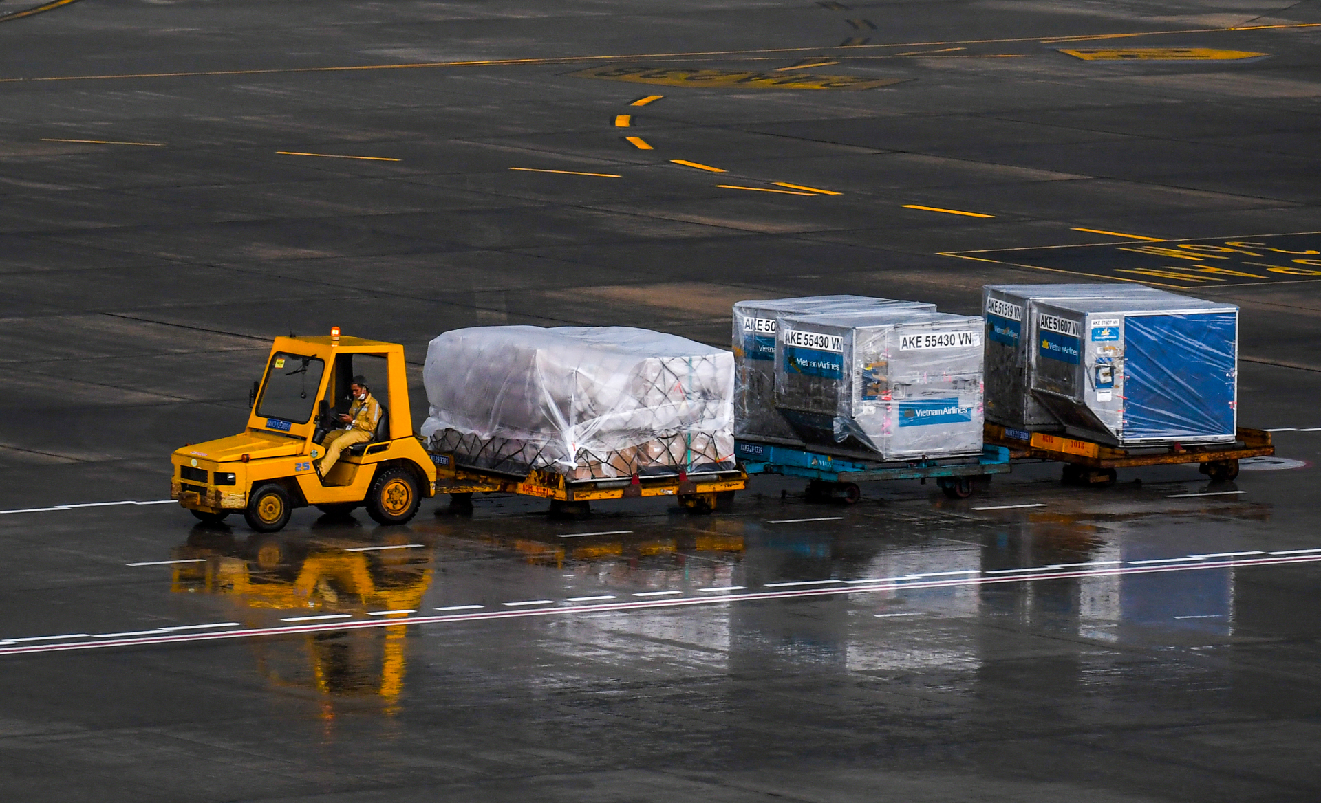 Các hãng hàng không miễn phí chuyển hàng cứu trợ vùng lũ miền Bắc