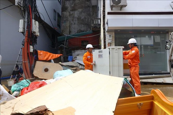 Hà Nội: Nước rút đến đâu, cấp điện trở lại đến đó