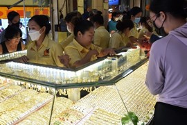 Vàng miếng SJC “nhảy vọt” lên mốc 82 triệu đồng, nới rộng khoảng cách với vàng thế giới