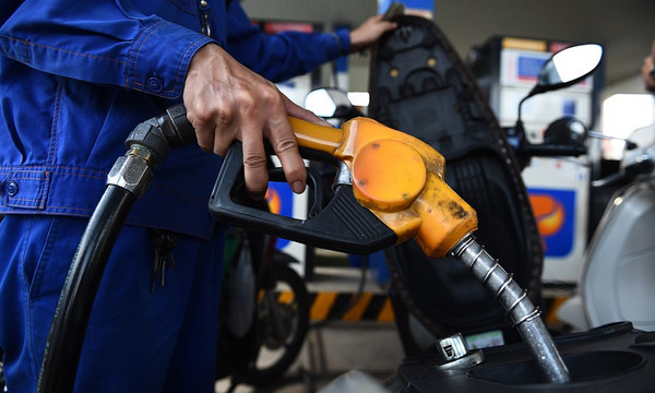 Giá xăng bất ngờ bật tăng trở lại