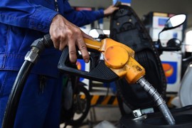 Giá xăng bất ngờ bật tăng trở lại