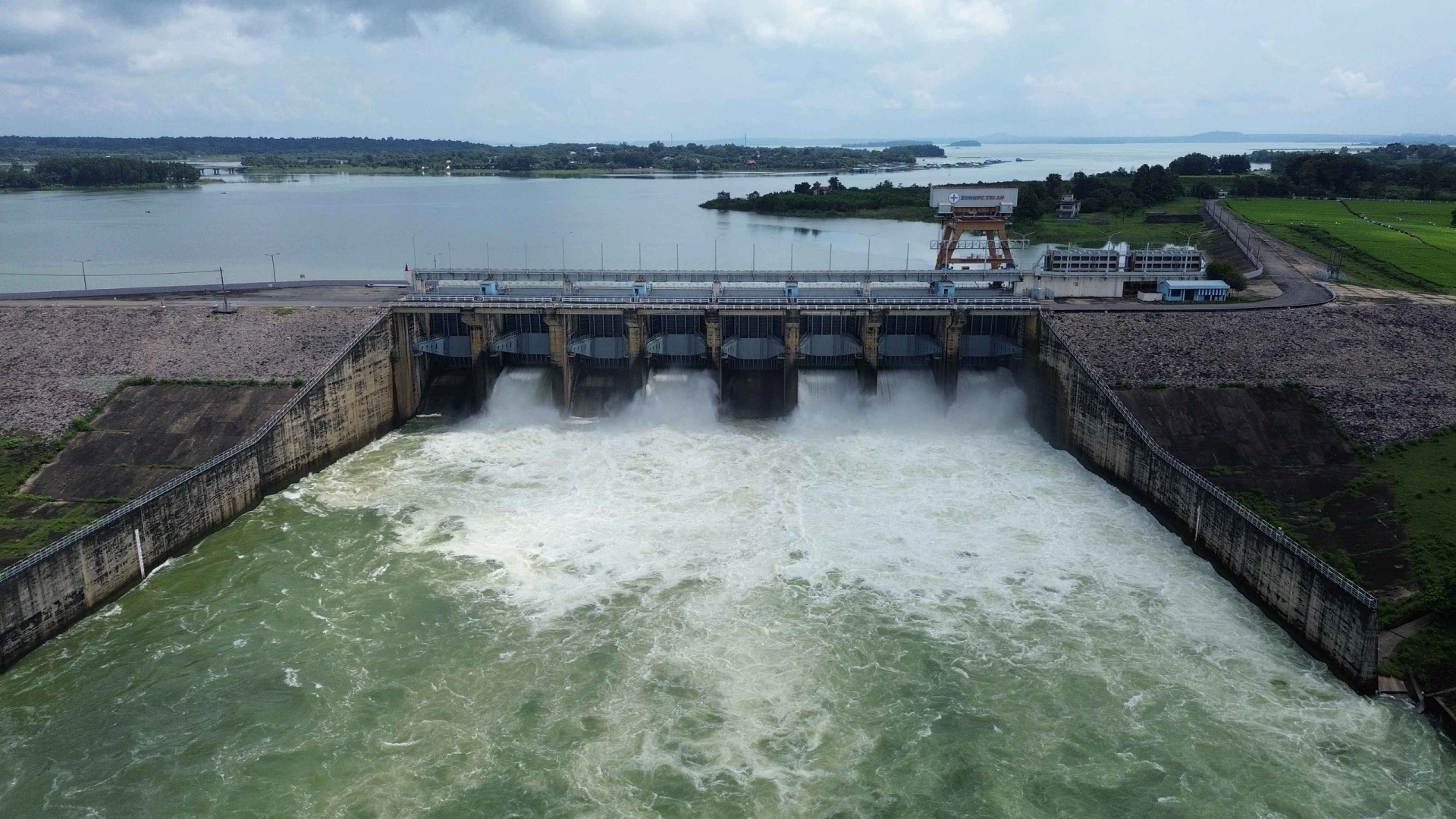 Thủy điện Trị An sẽ xả lũ qua đập tràn vào sáng 23/9