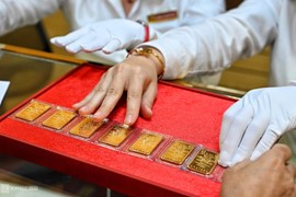 Vàng thế giới tiến sát ngưỡng 2.700 USD/ounce, chênh giá trong nước 1,9 triệu đồng/lượng