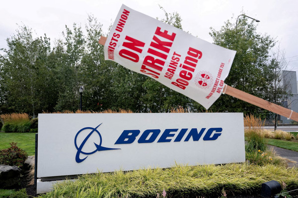 Boeing lỗ hơn 1 tỷ USD mỗi tháng, cắt giảm 10% lực lượng lao động toàn cầu