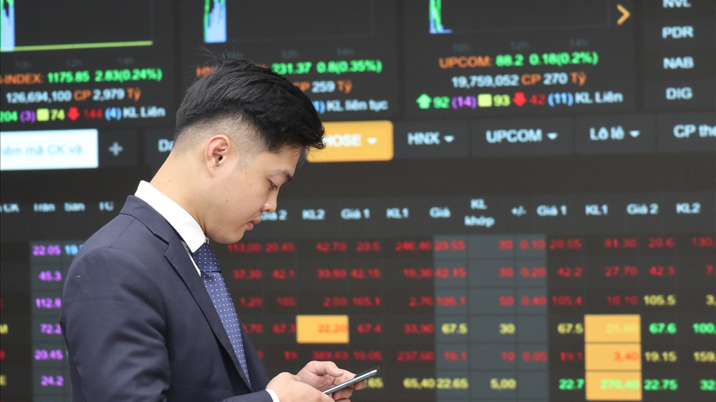 Chứng khoán Maybank: Khó khăn sẽ dần chuyển thành thuận lợi, VN-Index sẵn sàng vượt mốc 1.300 điểm