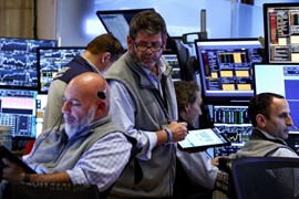 Dow Jones lập đỉnh mới, giá dầu hạ