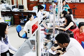 Ngân hàng vẫn “ép” khách vay mua bảo hiểm