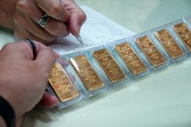 Giá vàng thế giới cắm đầu giảm mạnh