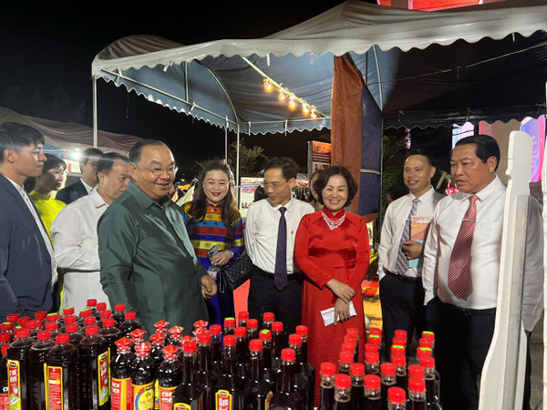 Việt Nam – Lào thúc đẩy mối quan hệ hợp tác thương mại, du lịch xuyên biên giới