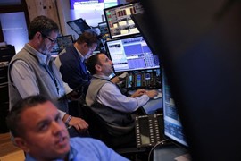 Cổ phiếu Amazon giúp Phố Wall phục hồi, giá dầu tăng sau tin tức từ Iran, OPEC+