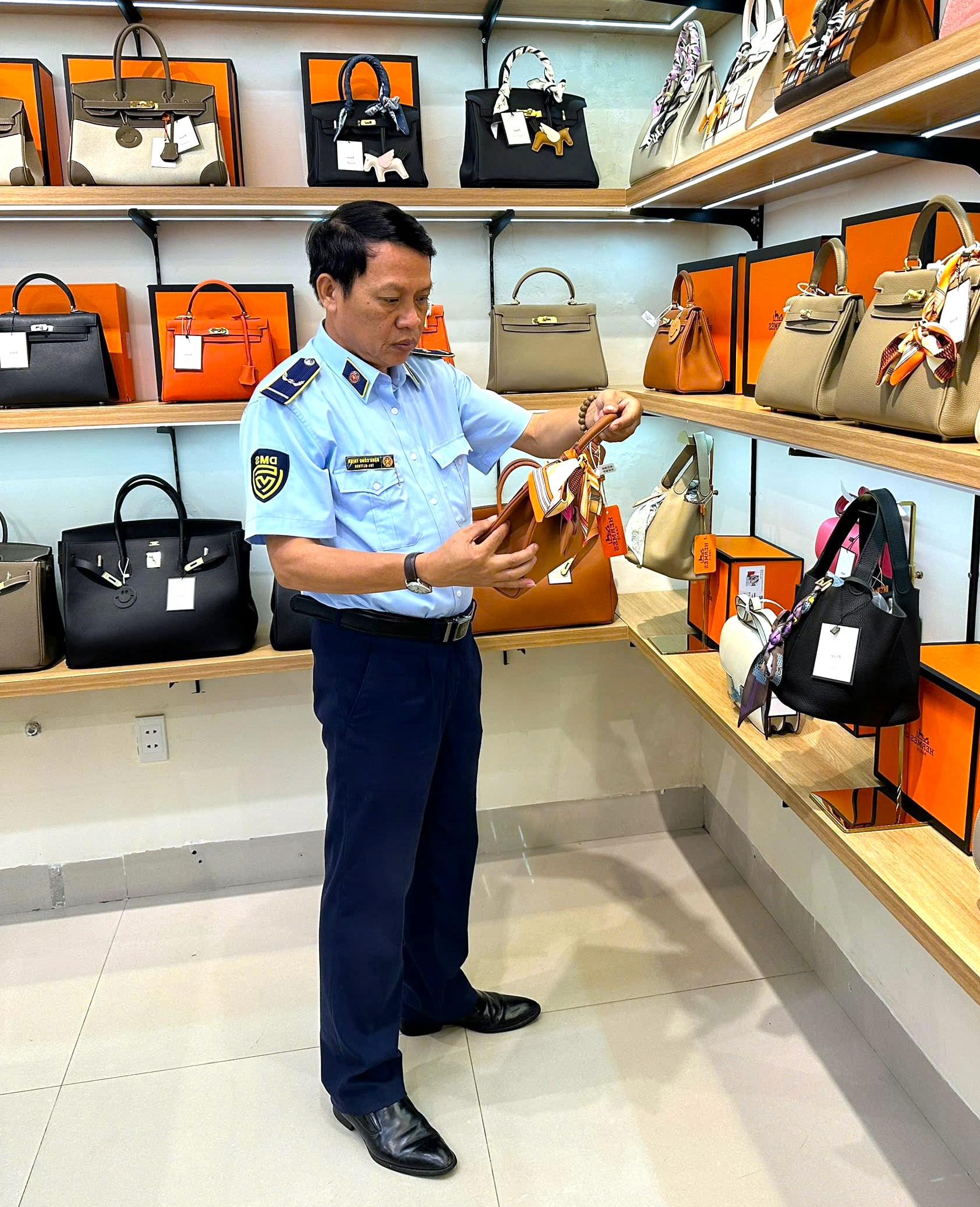 Đà Nẵng: Xử phạt 2 cửa hàng bày bán túi xách giả mạo nhãn hiệu Chanel, Gucci