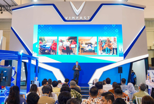 Vinfast chính thức bàn giao ô tô điện VF 5 tại Indonesia