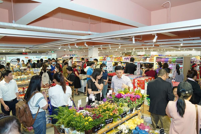 Giai ma buoc ngoat loi nhuan duong cua WinCommerce Cửa hàng WinMart tấp nập khách mua hàng