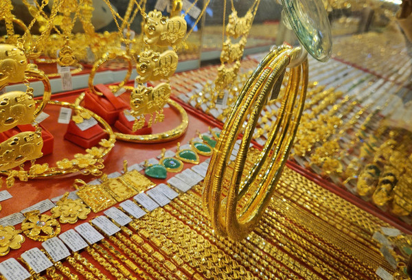 Giá vàng thế giới và trong nước cùng nhau đi lùi