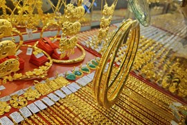 Giá vàng thế giới và trong nước cùng nhau đi lùi