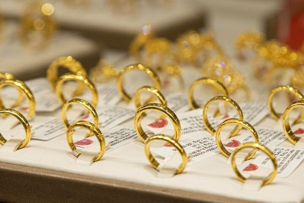 Vàng thế giới đột ngột lao dốc, nhẫn và miếng trong nước đảo chiều