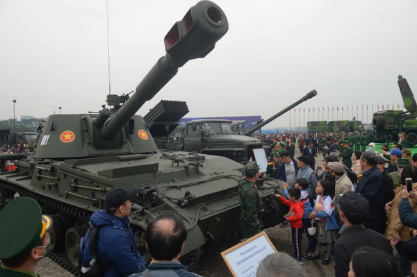 Triển lãm Quốc phòng quốc tế Việt Nam 2024 được kéo dài thời gian tham quan, người dân tận tay chạm vào xe tăng, pháo phòng không
