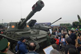 Triển lãm Quốc phòng quốc tế Việt Nam 2024 được kéo dài thời gian tham quan, người dân tận tay chạm vào xe tăng, pháo phòng không