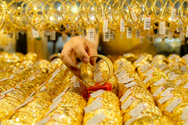 Vàng thế giới vượt mốc 2.700 USD, giá trong nước tăng 300.000 đồng/lượng