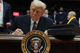 Ông Donald Trump làm gì ngay sau khi nhậm chức?