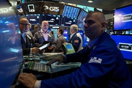 S&P 500 vượt đỉnh lịch sử, giá dầu giữ mức cao nhất trong 1 tuần
