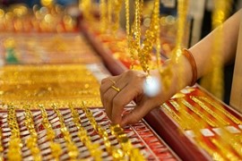 Giá vàng vượt đỉnh lịch sử, chính thức chạm ngưỡng 93 triệu đồng