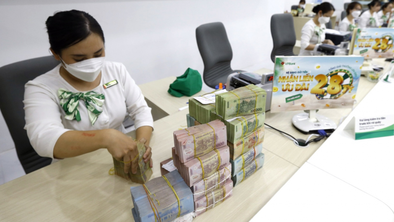 Nhân viên nhân hàng bấp bênh trước 'cơn bão' tinh gọn nhân sự