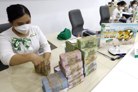 Nhân viên nhân hàng bấp bênh trước 'cơn bão' tinh gọn nhân sự