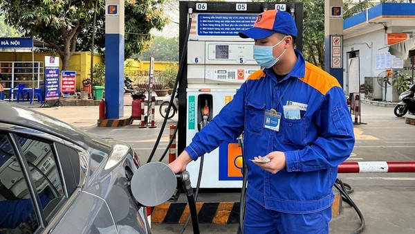 Giá xăng bật tăng trở lại
