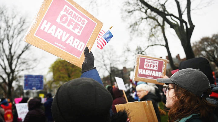 Thách thức tính độc lập của đại học Mỹ