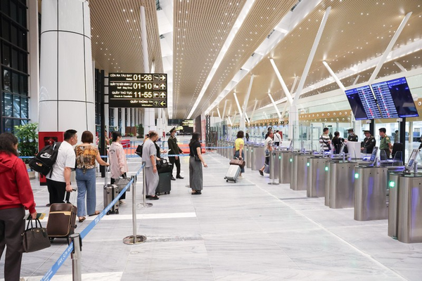 Đi máy bay dịp lễ 30/4-1/5, cần làm gì để tránh trễ chuyến?