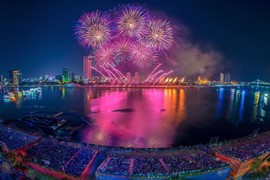 Vé ngắm pháo hoa Đà Nẵng “cháy hàng”, view từ du thuyền giá 6 triệu vẫn kín chỗ