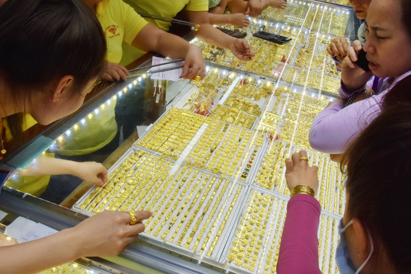 Mua bán vàng trái phép "mọc như nấm sau mưa": Người dân cần làm gì để tránh lừa đảo?