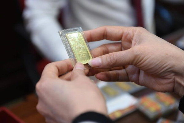 Giá vàng biến động bất thường, tăng giảm trái chiều tại các cửa hàng