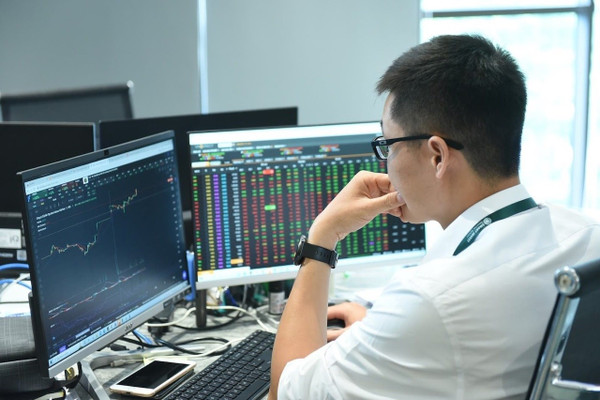 VN-Index quay lại đỉnh cũ, nhà đầu tư nên làm gì ?