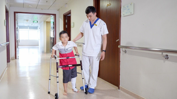 Vinmec thay toàn bộ xương đùi cho bệnh nhi ung thư nhỏ tuổi nhất thế giới