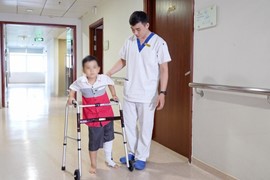 Vinmec thay toàn bộ xương đùi cho bệnh nhi ung thư nhỏ tuổi nhất thế giới