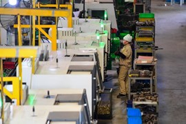 Doanh nghiệp Việt đầu tư ra nước ngoài: Nặng gánh thủ tục vì Luật Đầu tư?