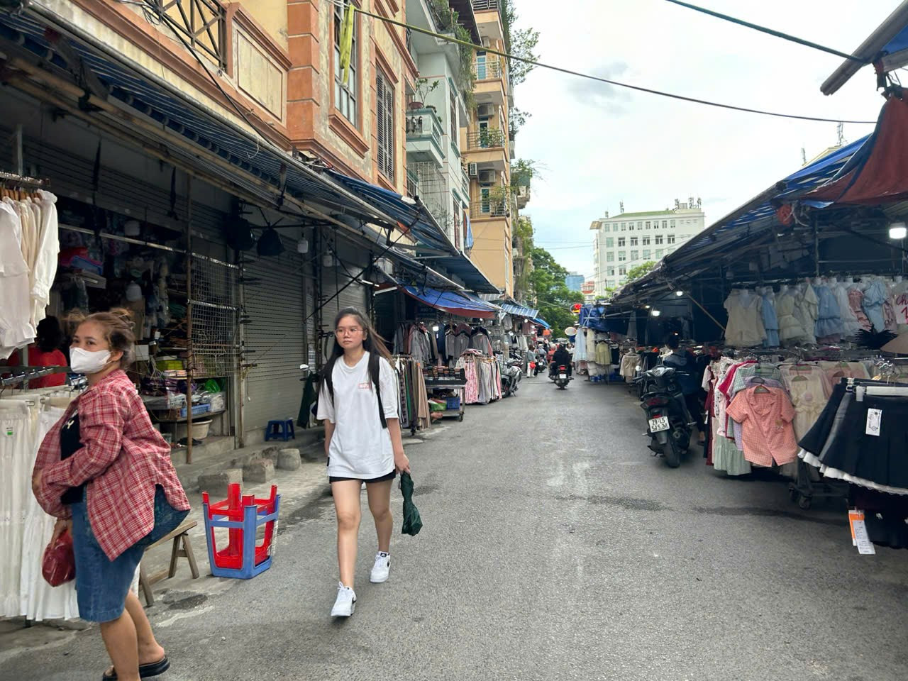 Nằm ngay trung tâm quận Cầu Giấy sôi động, Chợ Nhà Xanh từ lâu đã là một trong những điểm đến hàng đầu cho các tín đồ mua sắm, đặc biệt là giới sinh viên. Với danh xưng &quot;thiên đường mua sắm giá rẻ&quot;, khu chợ này nổi tiếng bởi sự phong phú của các loại mặt hàng cùng mức giá phải chăng, biến nơi đây thành địa chỉ quen thuộc và được yêu thích của đông đảo bạn trẻ thủ đô.
